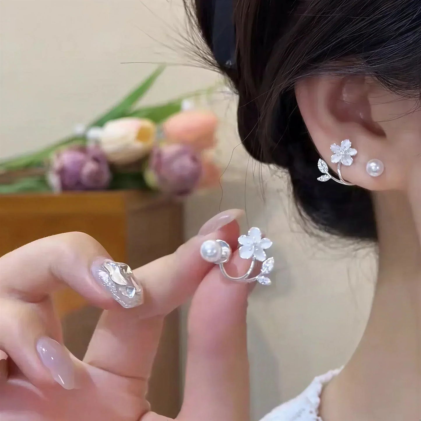 🎀Ethereal Blossom Øredobber: Øredobber i sterlingsølv med blomster og perler for kvinner