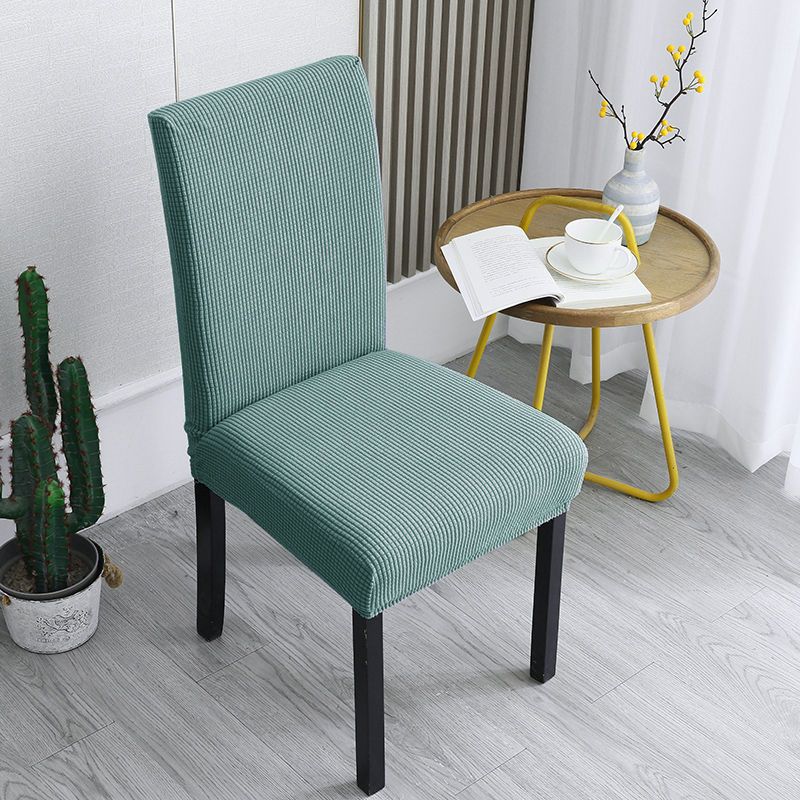 Housses de chaise élégantes : donnez un coup de jeune à vos vieilles chaises !