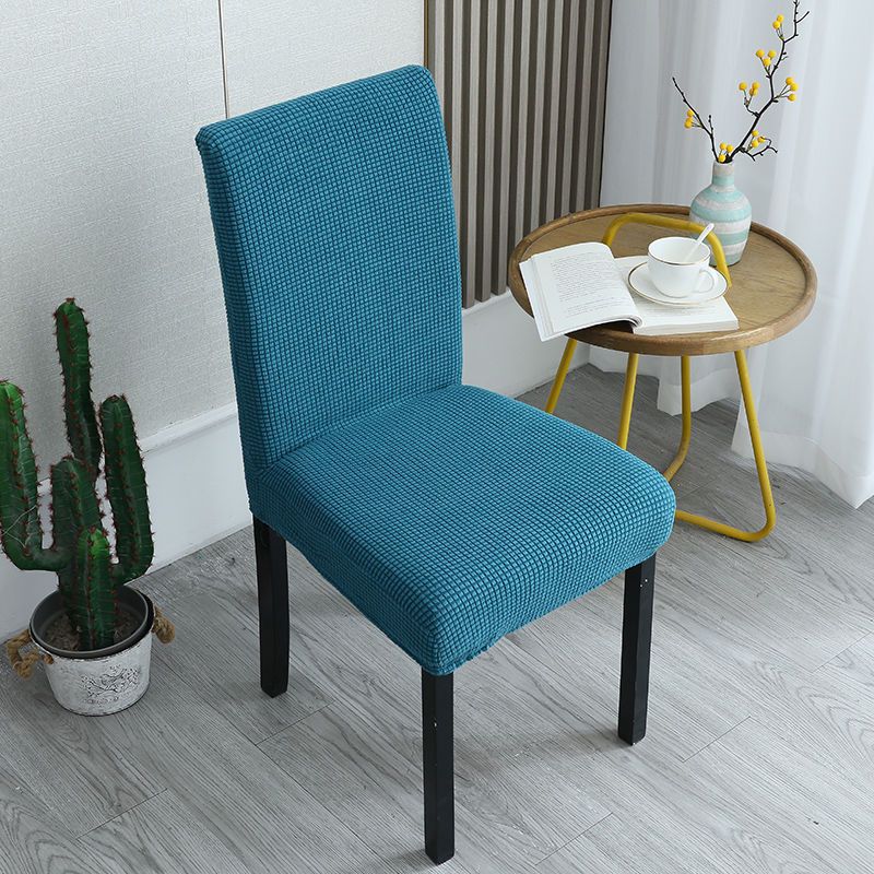 Housses de chaise élégantes : donnez un coup de jeune à vos vieilles chaises !