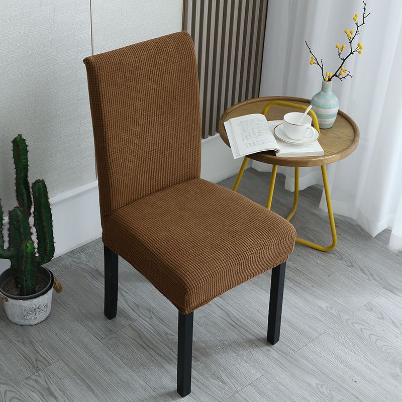 Housses de chaise élégantes : donnez un coup de jeune à vos vieilles chaises !
