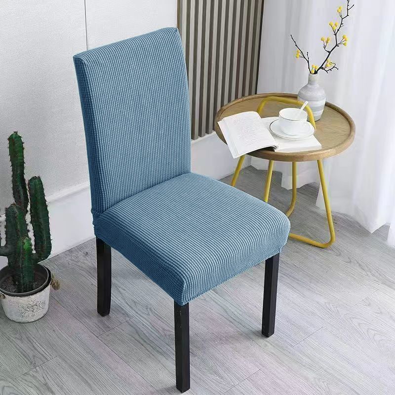 Housses de chaise élégantes : donnez un coup de jeune à vos vieilles chaises !