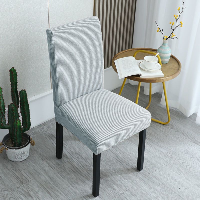 Housses de chaise élégantes : donnez un coup de jeune à vos vieilles chaises !
