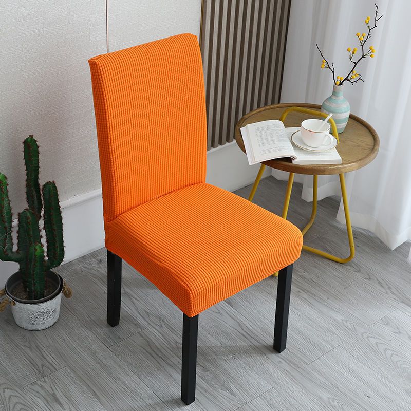 Housses de chaise élégantes : donnez un coup de jeune à vos vieilles chaises !