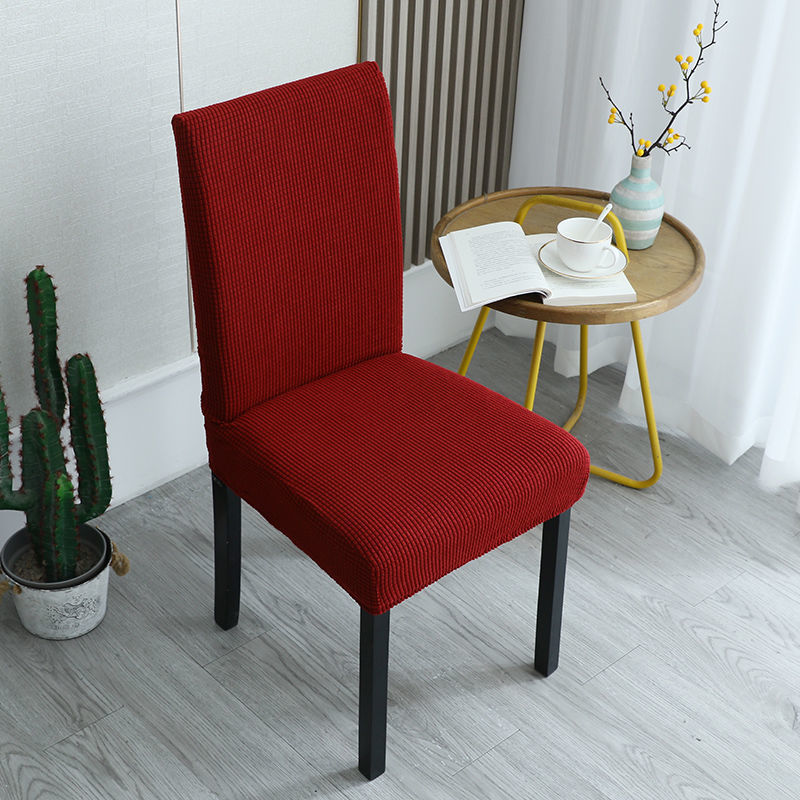 Housses de chaise élégantes : donnez un coup de jeune à vos vieilles chaises !