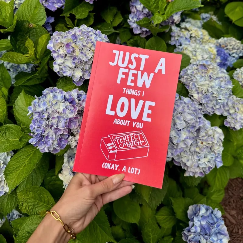 Quelques petites choses que j'aime chez toi (bon, d'accord, beaucoup) : un livre-cadeau romantique à compléter pour les couples.